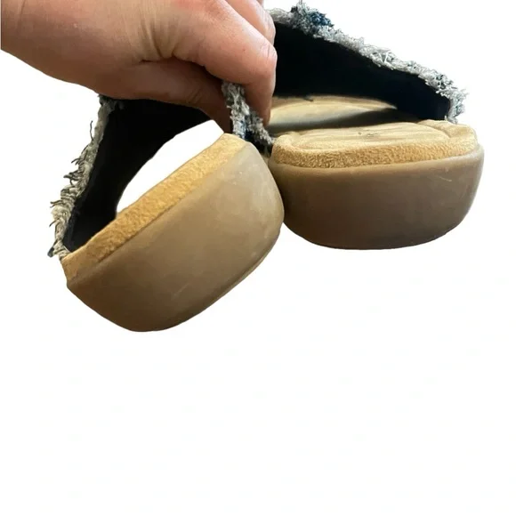 Minnetonka Violet Frayed Denim Slide Sandal - Picture 12 of 15